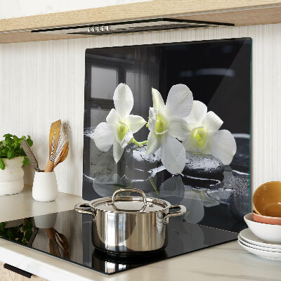 Schneidebrett glas Orchideen auf schwarzem Hintergrund