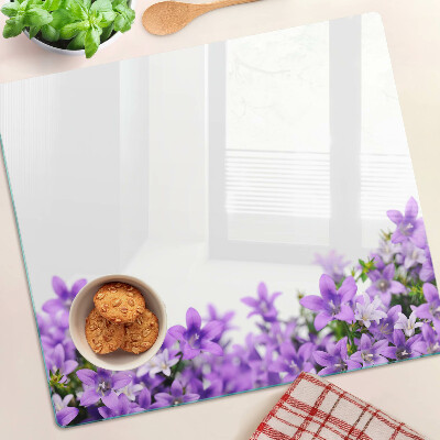 Glasschneidebrett Lila Blumen im Hintergrund