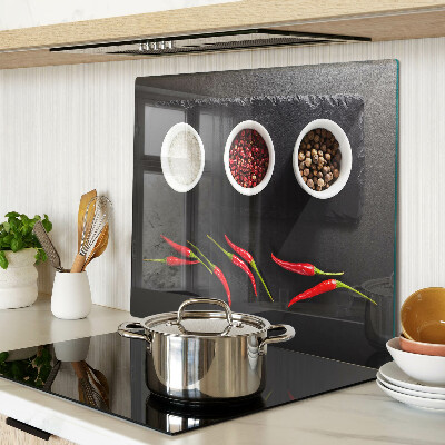 Schneidebrett glas Gewürze und rote Paprika