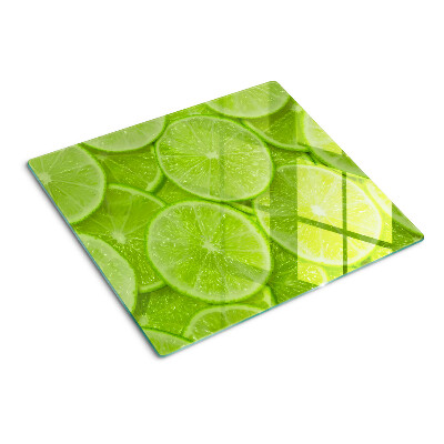 Schneidebrett glas Limettenscheiben auf grünem Hintergrund