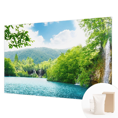Vlies-Fototapete fürs Kinderzimmer mit einem Motiv eines natürlichen Wasserfalls
