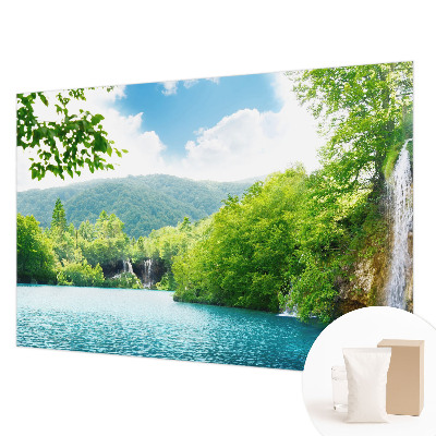 Vlies-Fototapete fürs Kinderzimmer mit einem Motiv eines natürlichen Wasserfalls