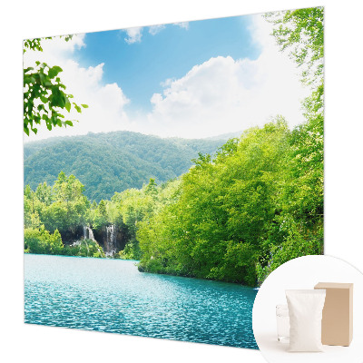 Vlies-Fototapete fürs Kinderzimmer mit einem Motiv eines natürlichen Wasserfalls