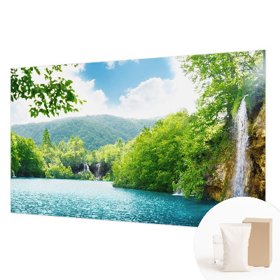 Vlies-Fototapete fürs Kinderzimmer mit einem Motiv eines natürlichen Wasserfalls