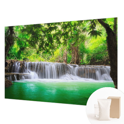 Motivtapete aus Vlies mit Wald- und Wasserfallmotiv