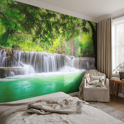 Motivtapete aus Vlies mit Wald- und Wasserfallmotiv