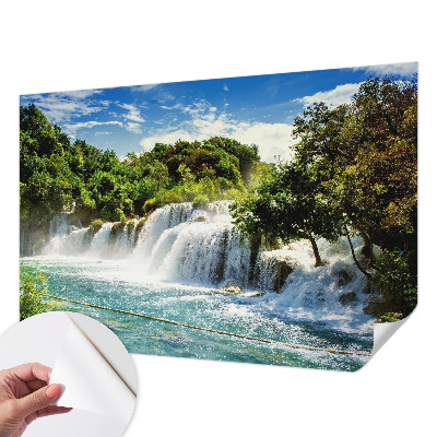 Selbstklebende Fototapete fürs Schlafzimmer mit einem atemberaubenden Wasserfallmotiv