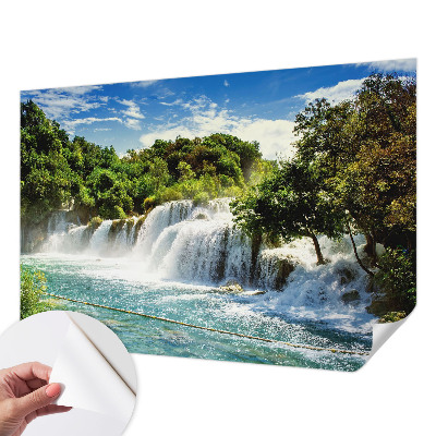 Selbstklebende Fototapete fürs Schlafzimmer mit einem atemberaubenden Wasserfallmotiv
