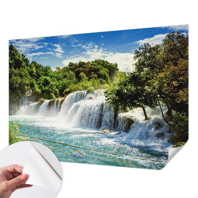 Selbstklebende Fototapete fürs Schlafzimmer mit einem atemberaubenden Wasserfallmotiv