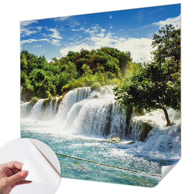 Selbstklebende Fototapete fürs Schlafzimmer mit einem atemberaubenden Wasserfallmotiv