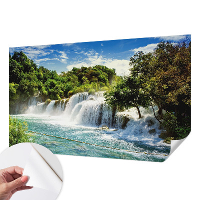Selbstklebende Fototapete fürs Schlafzimmer mit einem atemberaubenden Wasserfallmotiv