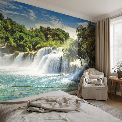 Selbstklebende Fototapete fürs Schlafzimmer mit einem atemberaubenden Wasserfallmotiv