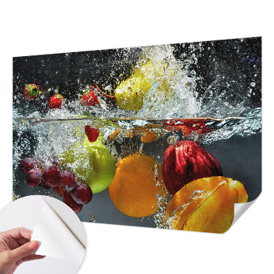 Selbstklebende Fototapete mit einem Motiv von Früchten im Wasser