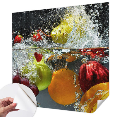 Selbstklebende Fototapete mit einem Motiv von Früchten im Wasser