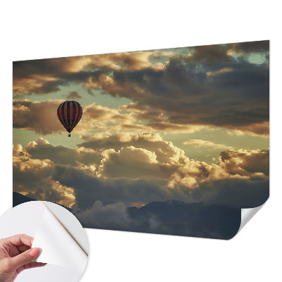 Motivtapete fürs Wohnzimmer mit einem Motiv aus Ballons zwischen den Wolken