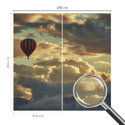 Motivtapete fürs Wohnzimmer mit einem Motiv aus Ballons zwischen den Wolken