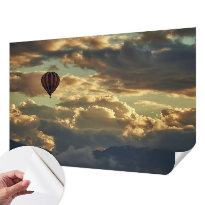Motivtapete fürs Wohnzimmer mit einem Motiv aus Ballons zwischen den Wolken