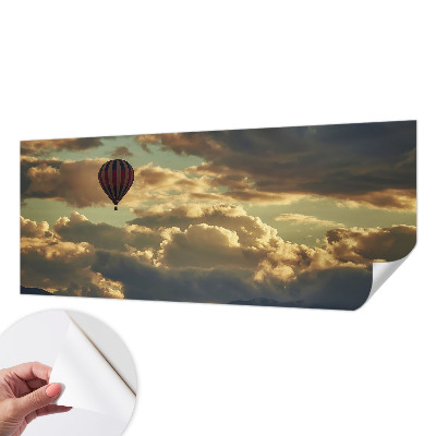 Motivtapete fürs Wohnzimmer mit einem Motiv aus Ballons zwischen den Wolken