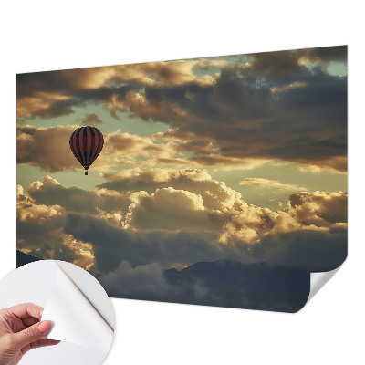 Motivtapete fürs Wohnzimmer mit einem Motiv aus Ballons zwischen den Wolken