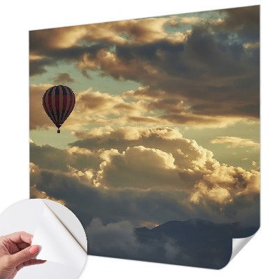 Motivtapete fürs Wohnzimmer mit einem Motiv aus Ballons zwischen den Wolken