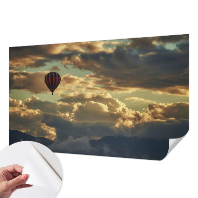 Motivtapete fürs Wohnzimmer mit einem Motiv aus Ballons zwischen den Wolken
