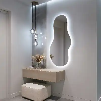 Organischer Spiegel mit Beleuchtung für die Wand im modernen Design
