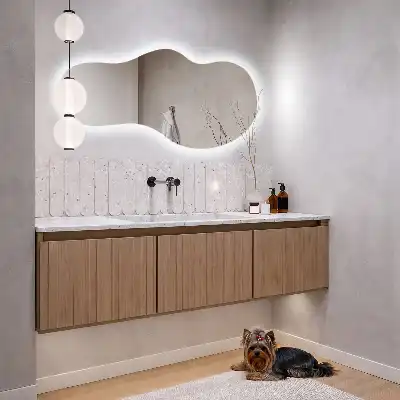Organischer Spiegel mit Beleuchtung für die Wand im modernen Design