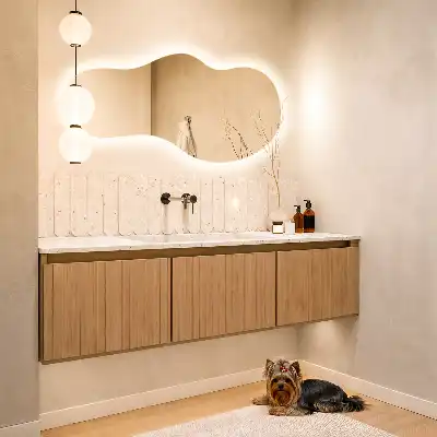 Organischer Spiegel mit Beleuchtung für die Wand im modernen Design