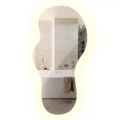 Organischer Spiegel mit Beleuchtung für die Wand im modernen Design