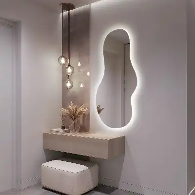 Organischer Spiegel mit Beleuchtung für die Wand im modernen Design