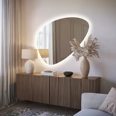 LED Wandspiegel in Eiform mit hängender Lichtquelle