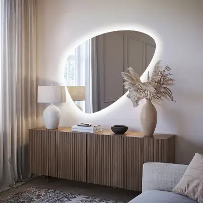 LED Wandspiegel in Eiform mit hängender Lichtquelle