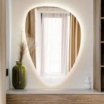 LED Wandspiegel in Eiform mit hängender Lichtquelle