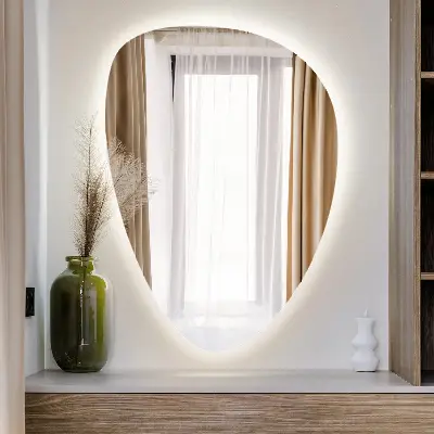LED Wandspiegel in Eiform mit hängender Lichtquelle