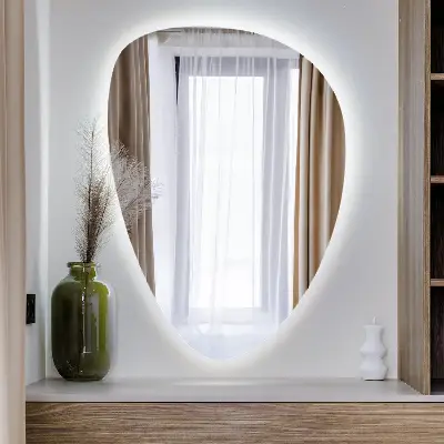 LED Wandspiegel in Eiform mit hängender Lichtquelle