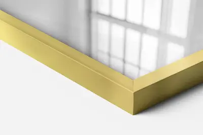 Dekorativer Spiegel mit goldenem Rahmen