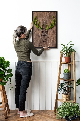 Moosbild wand Hirsch auf hölzernem Hintergrund