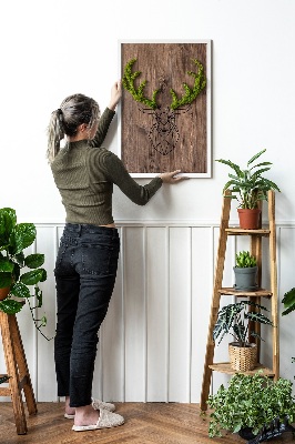 Moosbild wand Hirsch auf hölzernem Hintergrund