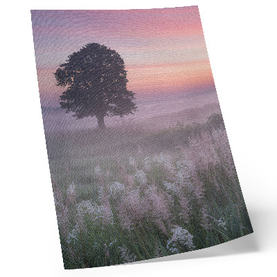 Poster Einsamer Baum im Nebel, pastellfarbener Himmel