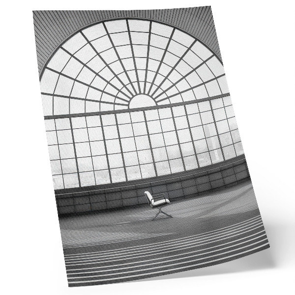Poster Minimalistischer Stuhl mit großen Bogenfenstern.