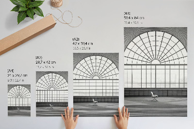 Poster Minimalistischer Stuhl mit großen Bogenfenstern.