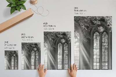 Poster Alte gotische Fenster – Licht lässt Geheimnisse lauern