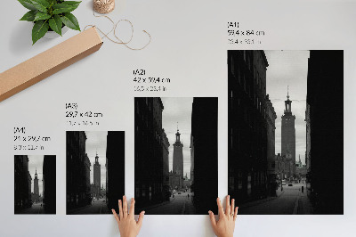 Wandposter Schwarz-weiße Straße mit einem Turm im monumentalen Zentrum