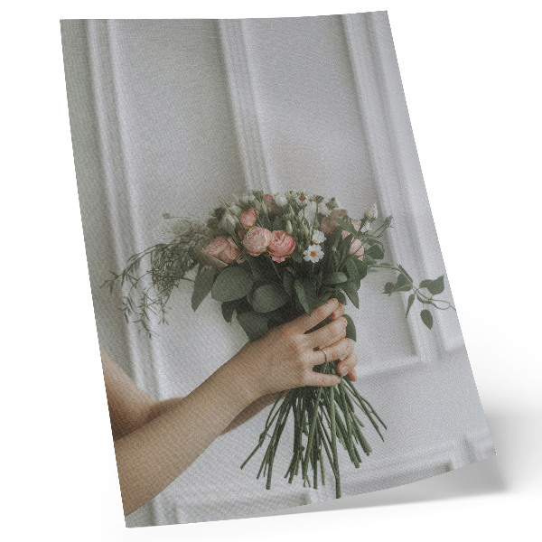 Kunstdruck leinwand Ein Rosenstrauß vor einer weißen Wand