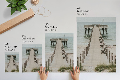 Wandposter Ein minimalistischer Pier, der direkt ins Meer ragt