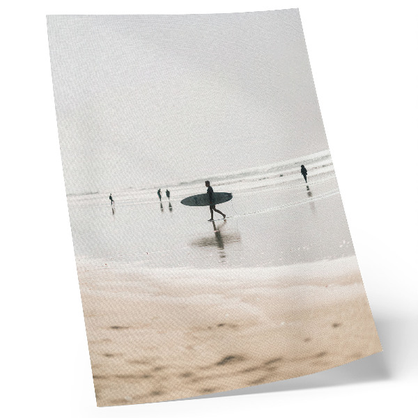 Kunstdruck leinwand Ein Surfer, der mit einem Surfbrett am Strand entlangläuft.