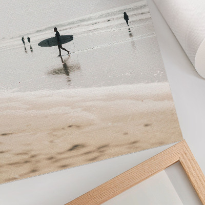 Kunstdruck leinwand Ein Surfer, der mit einem Surfbrett am Strand entlangläuft.