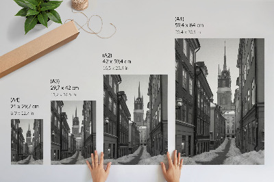 Poster Eine enge Straße mit der Kathedrale im Hintergrund