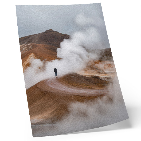 Poster Braune Berge, dampfende Nebel, einsame Wandererlandschaft