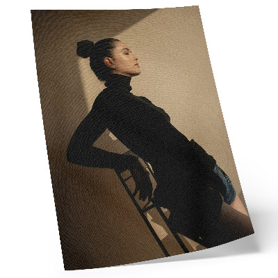 Wandposter Dunkle Silhouette einer Frau, ein Lichtstrahl, Frieden